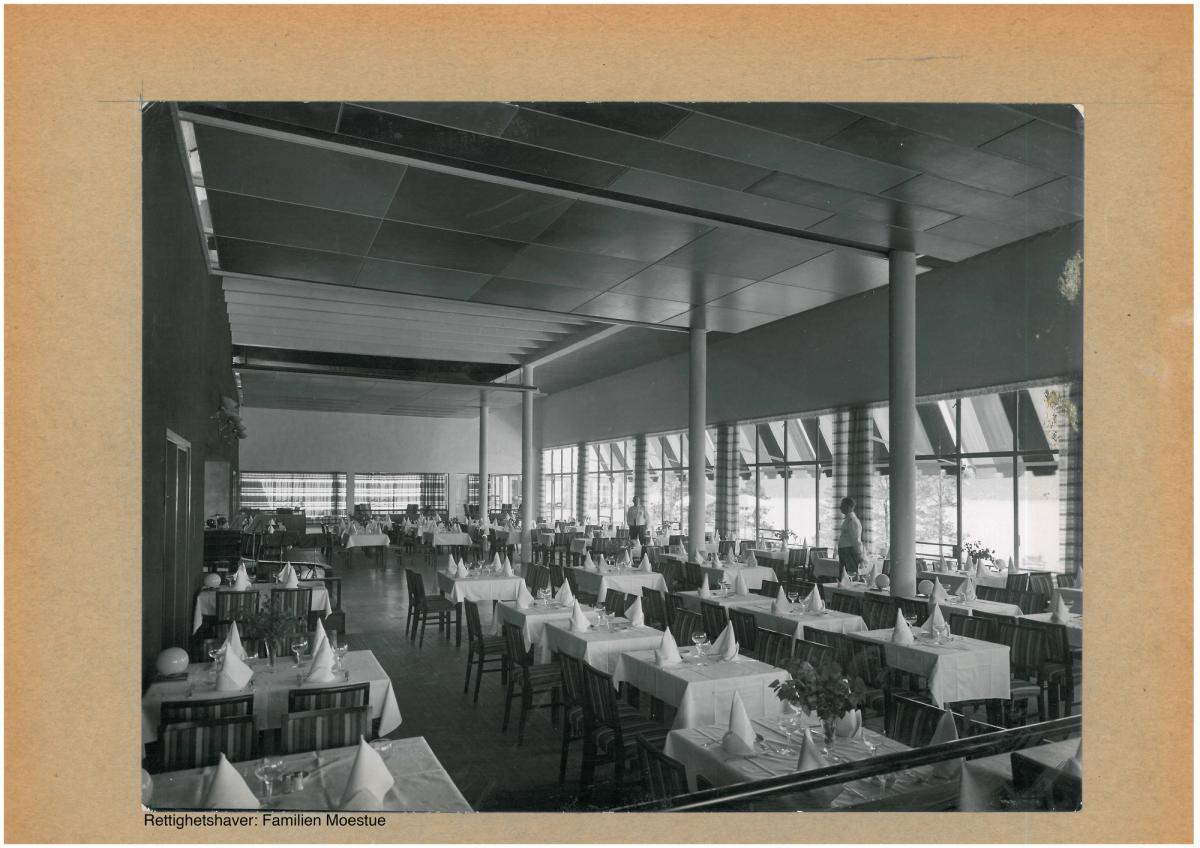 Historisk fotografi av restaurantens interiør og bordsetting. 