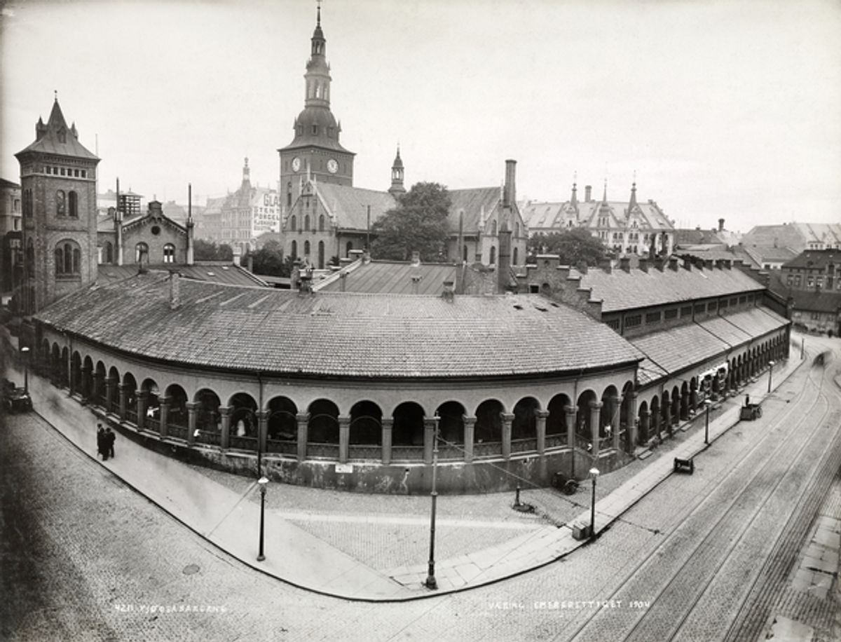 Historisk foto av kirkeristen fra 1904. Vidvinkel perspektiv som viser store deler av bygget.