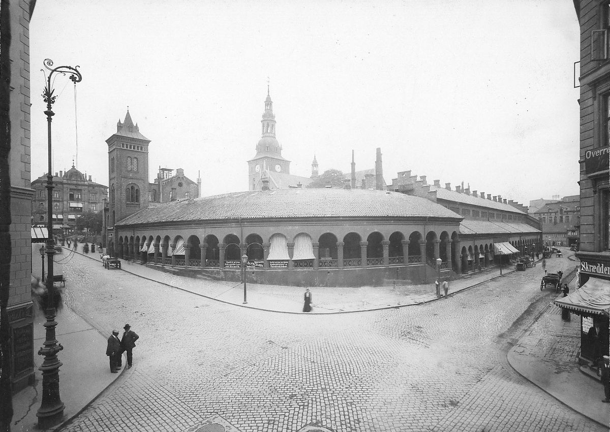 Historisk foto av kirkeristen fra 1890. Vidvinkel perspektiv som viser store deler av bygget.