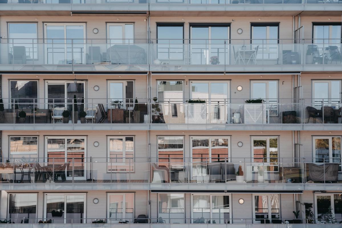 Fasadefoto av balkonger og livet som oppstår i balkongene etter innflytting.