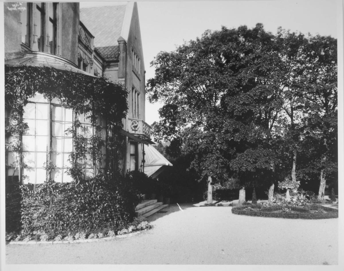 Historisk foto av Gamlehaugen. Fotografiet viser huset og hagen. WB Nilsen 1910. 
