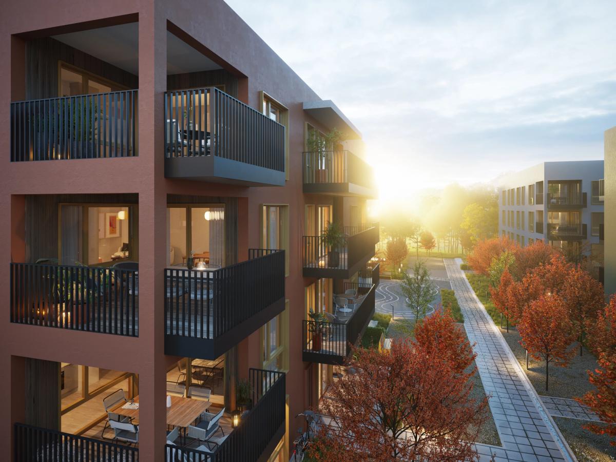 Visualisering som viser landskap mellom bygningsvolumene, og et nærme blikk på rød/brun pusset fasade med store balkonger med stort rekkverk. Solnedgang i bakgrunn.