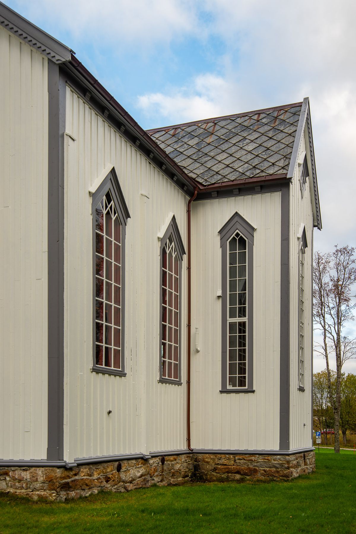 Foto av kirkens fasade med fokus på vinduer.