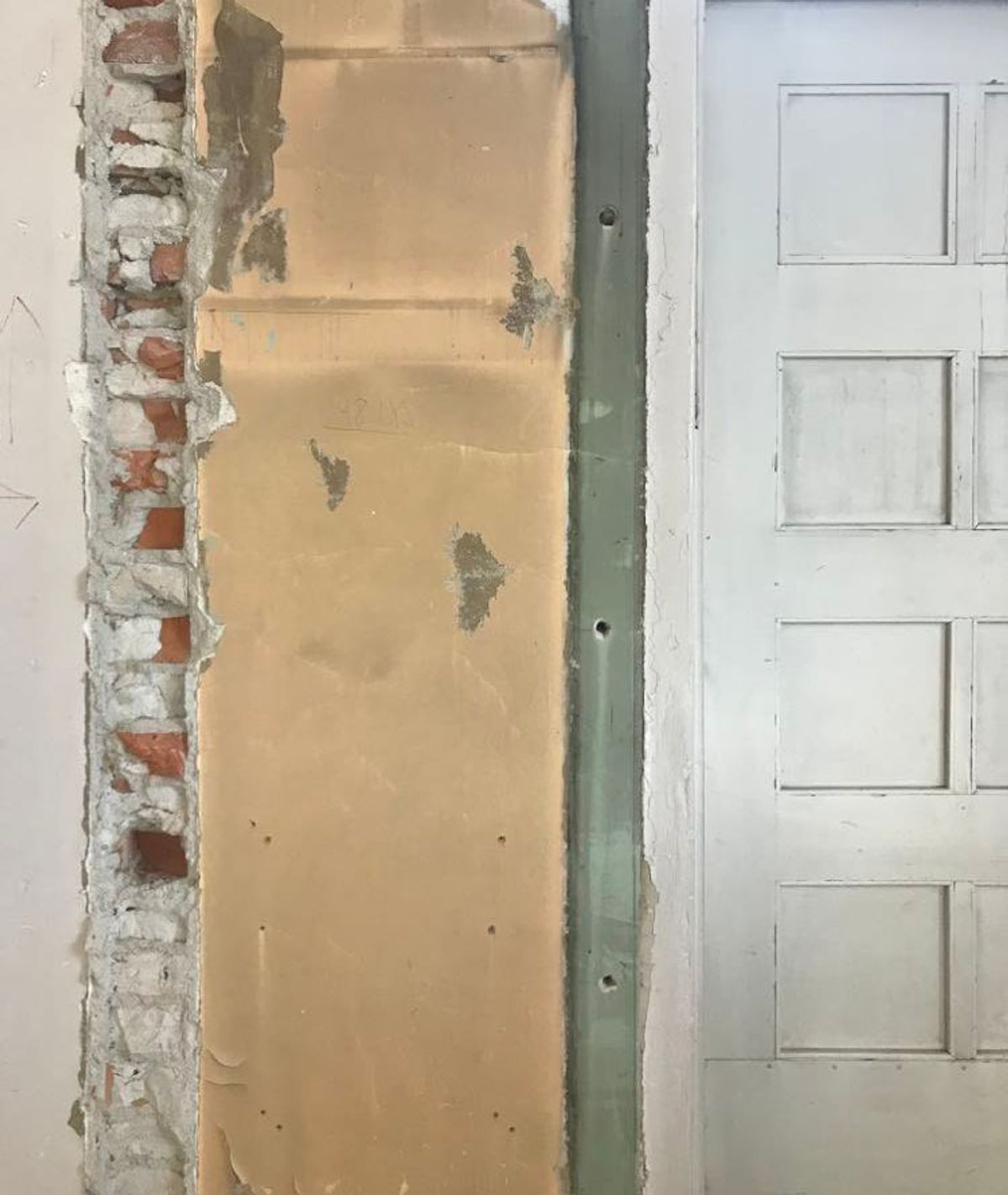 Detaljfoto av opprinnelige farger og dør. Gul, grønn og hvit.