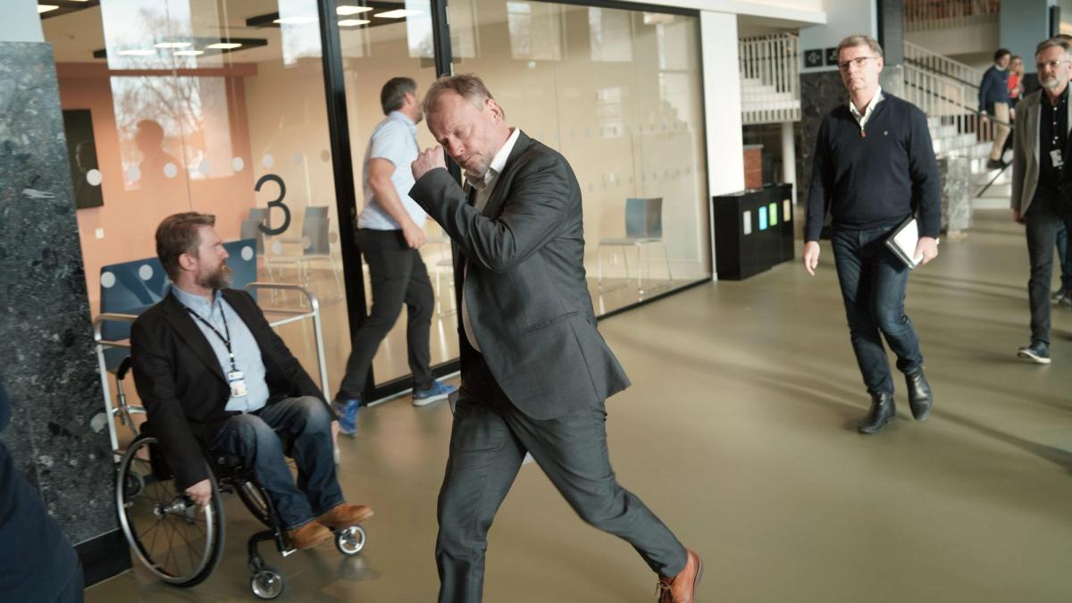 Foto av politikere på vei til møte i Rådhus møteromssenter.