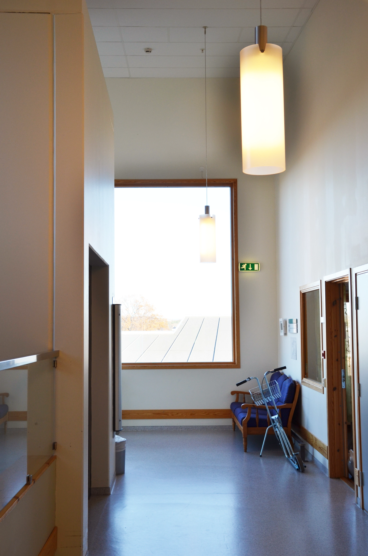 Foto av korridor, med store vindusflater.
