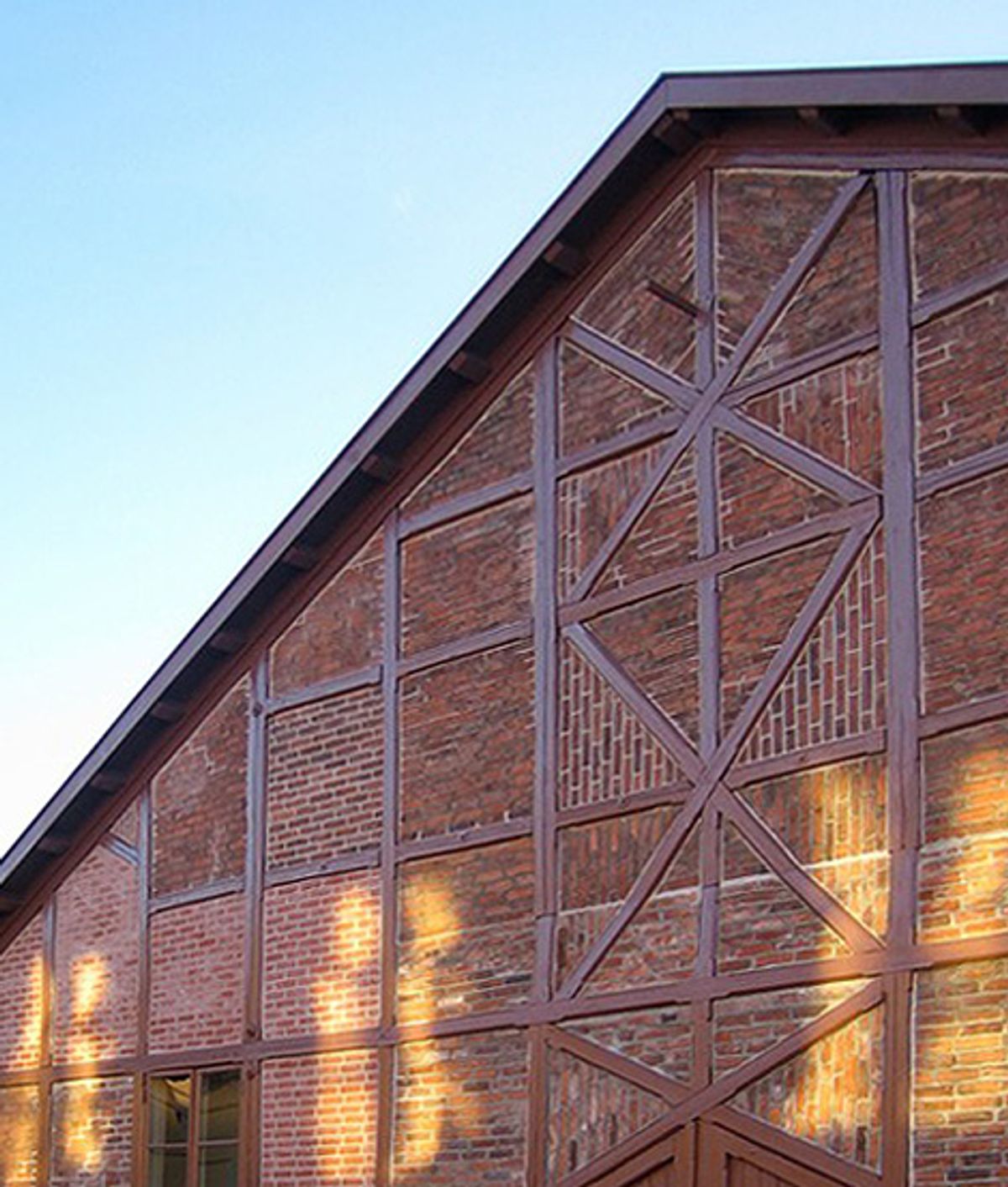 Foto av fasade i utmurt bindingsverk. 