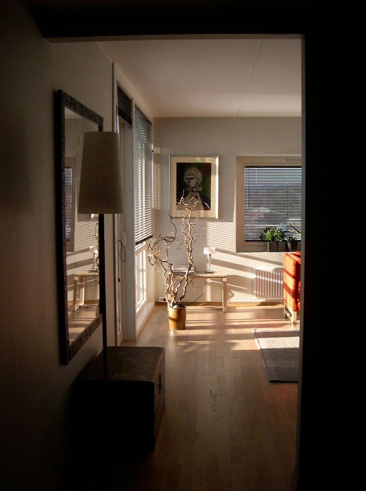 Foto av interiør i en leilighet med stor vindusflate og dagslys inn vinduet.