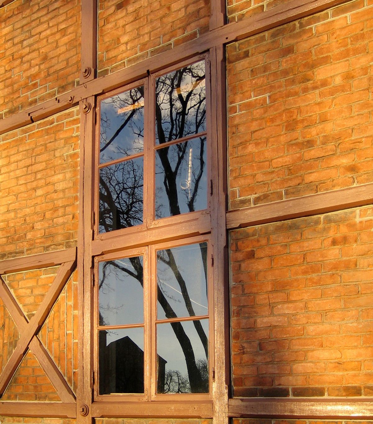 Fasadefoto. Fasade i tegl og bindingsverk, med fokus på vindusfelt. 