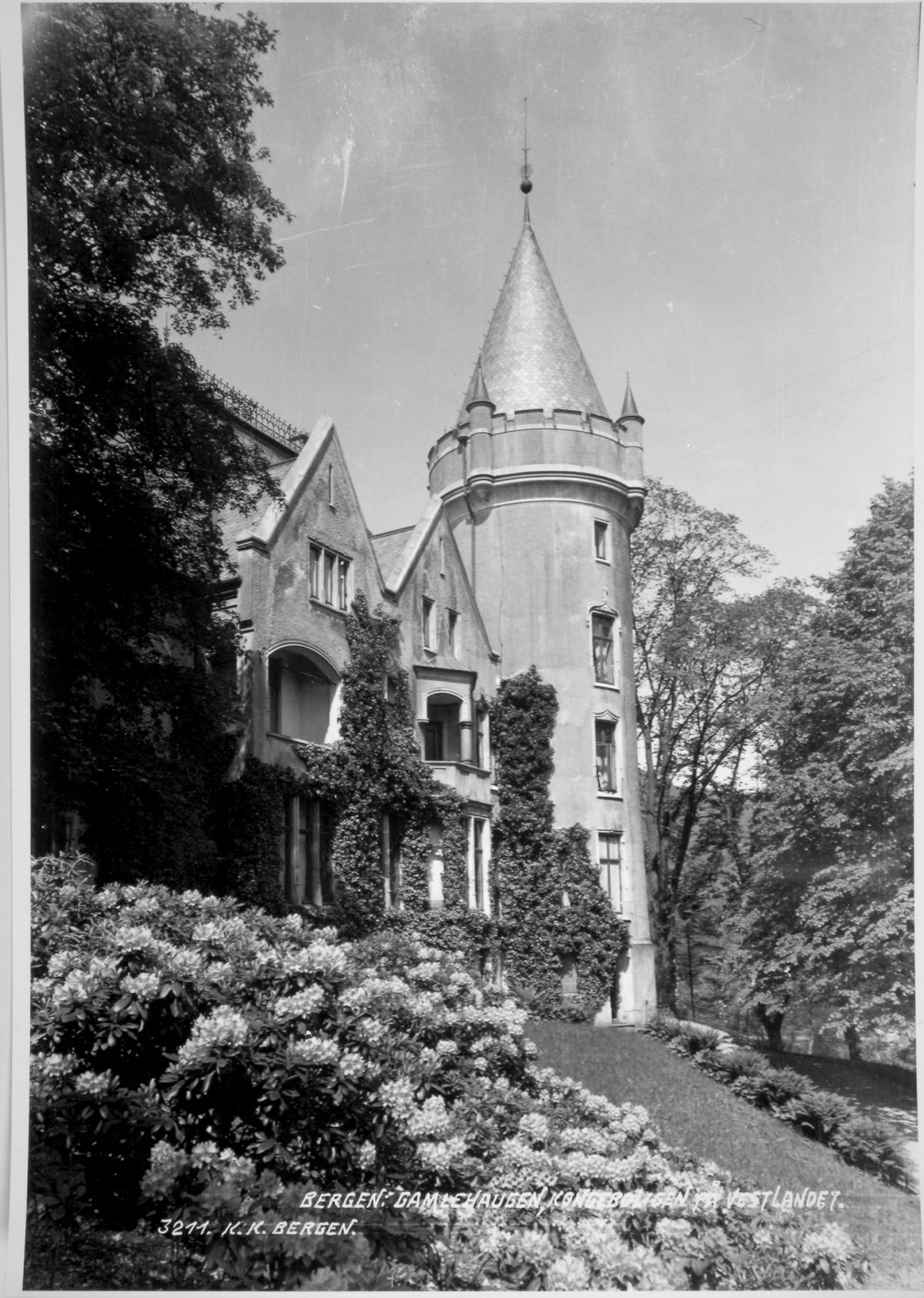 Historisk foto av Gamlehaugen. Fotografiet viser huset og hagens bakside. WB Nilsen 1910. 