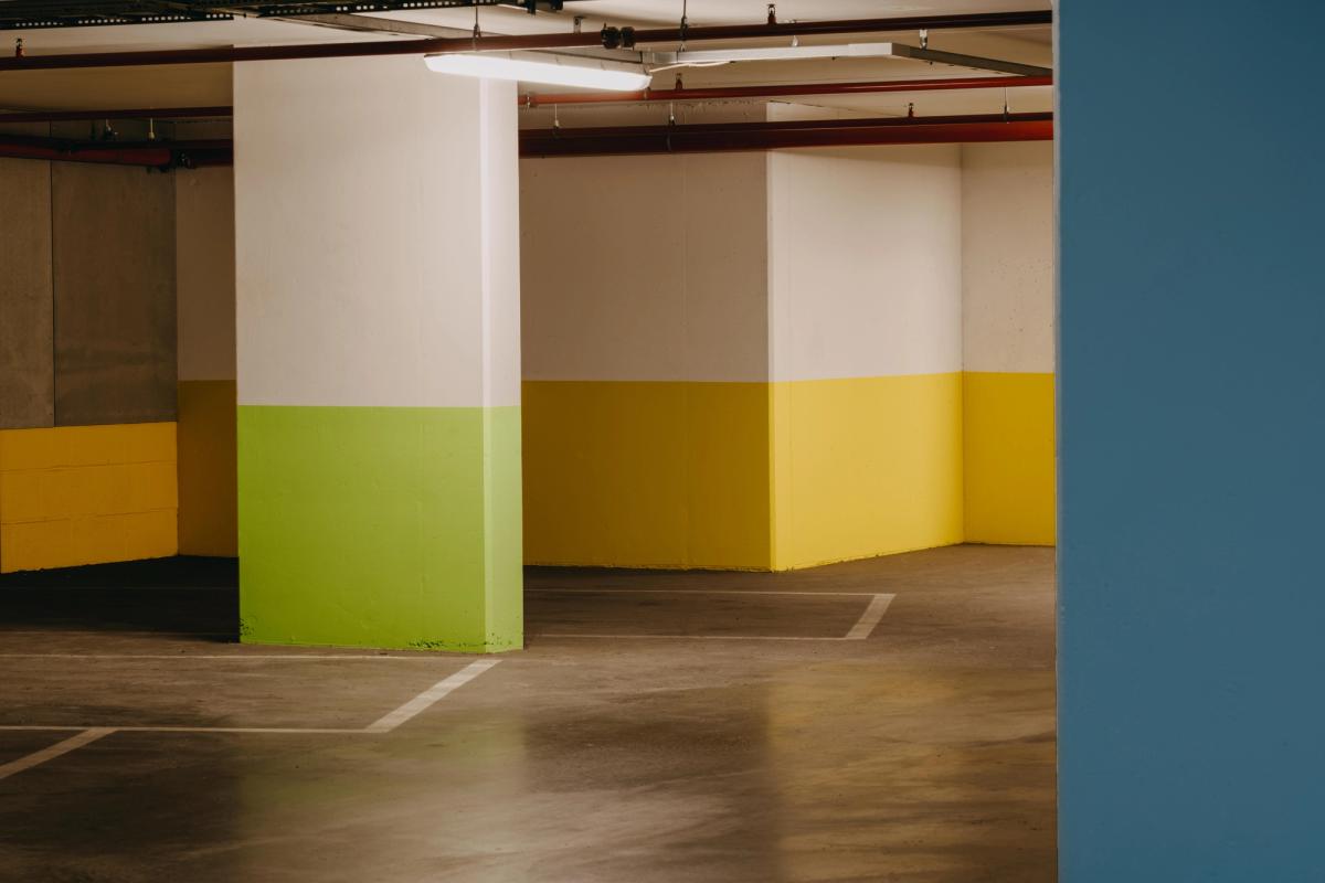 Garasje anlegg med fargemarkering i blått, gult og grønt.