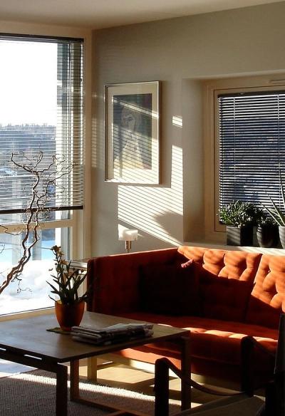 Foto av interiør i leilighet, skarpt morgenlys gjennom persienner på vinterstid. 