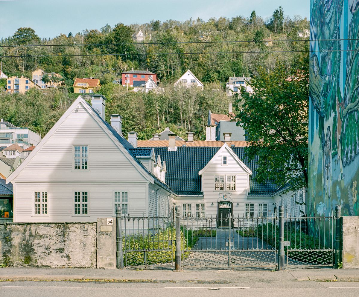Foto av fasade tatt fra gateperspektiv. 