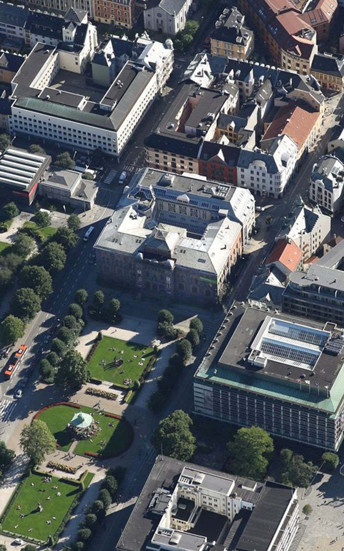 Flyfoto av Permanenten i Bergen, viser taklandskapet.