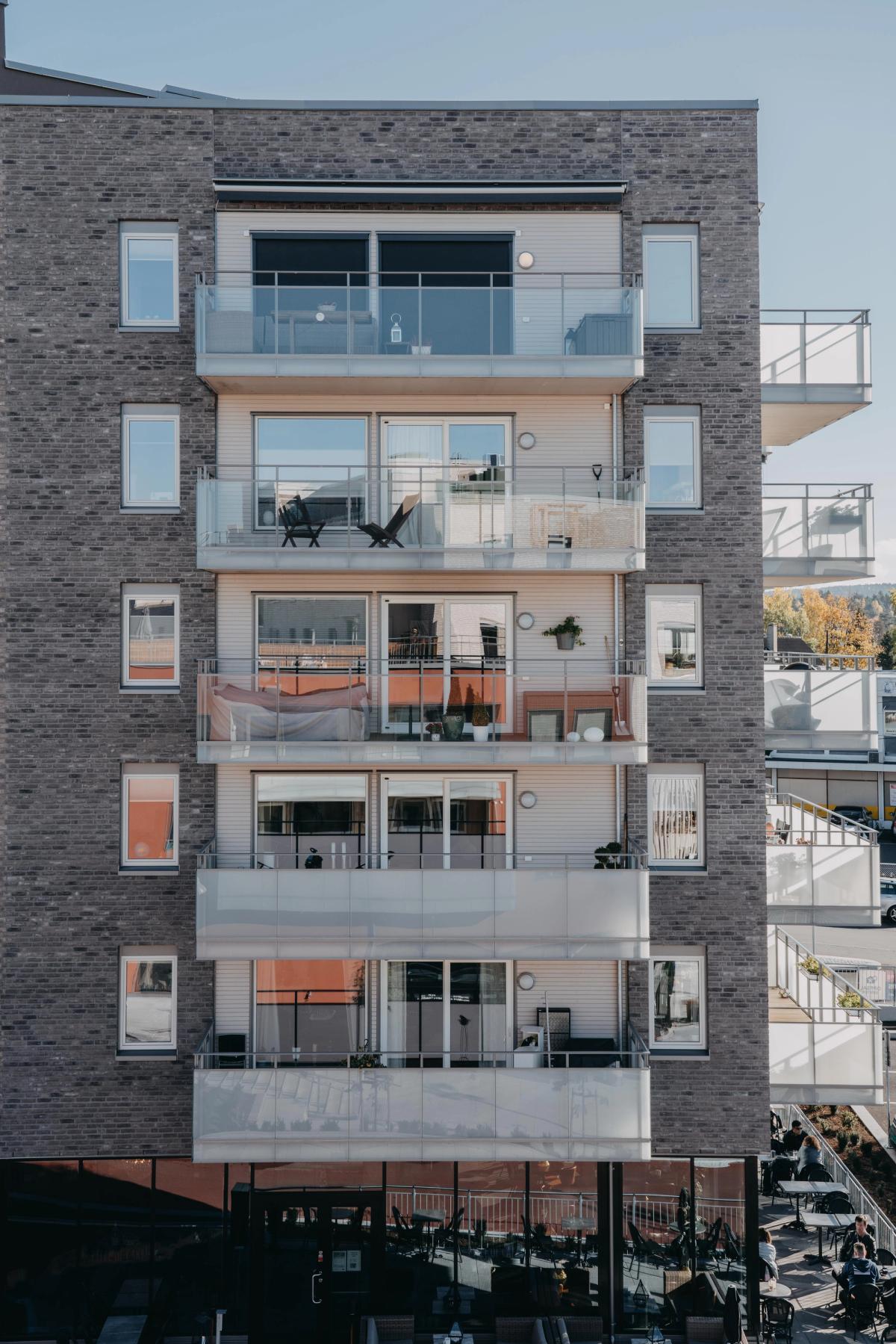 Fasadefoto av balkonger og livet som oppstår i balkongene etter innflytting.