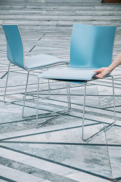 Foto av to stoler i Oslo blåfarge med stålbein og avtagbar tekstiltrukket sete.
