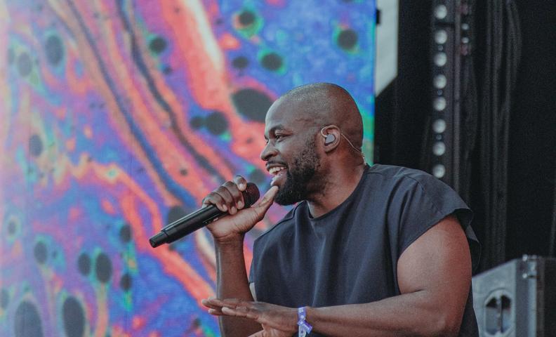 Йессе Маркин (Jesse Markinin esiintyy lavalla)