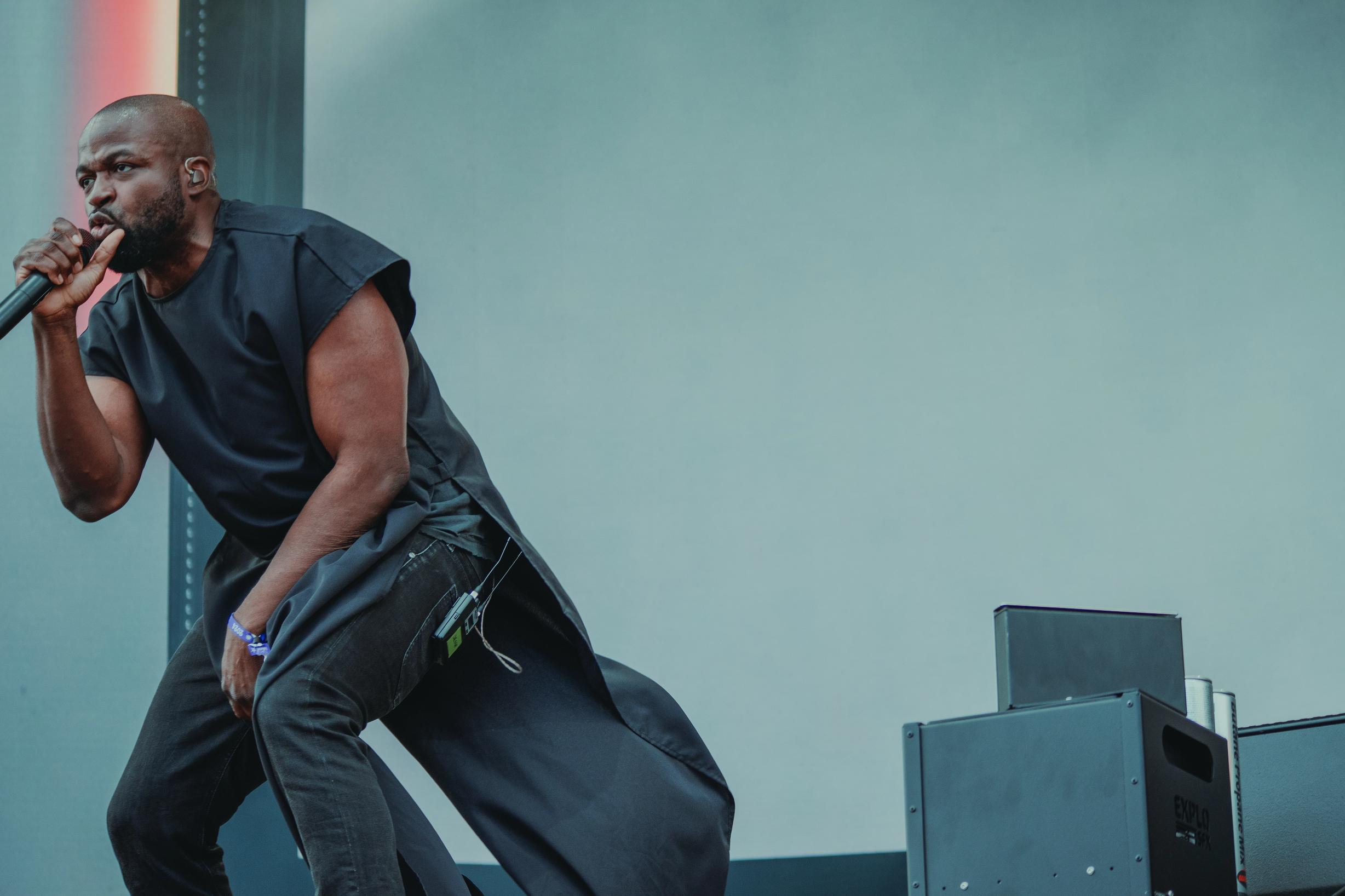 Йессе Маркин выступает на сцене (Jesse Markin esiintymässä)