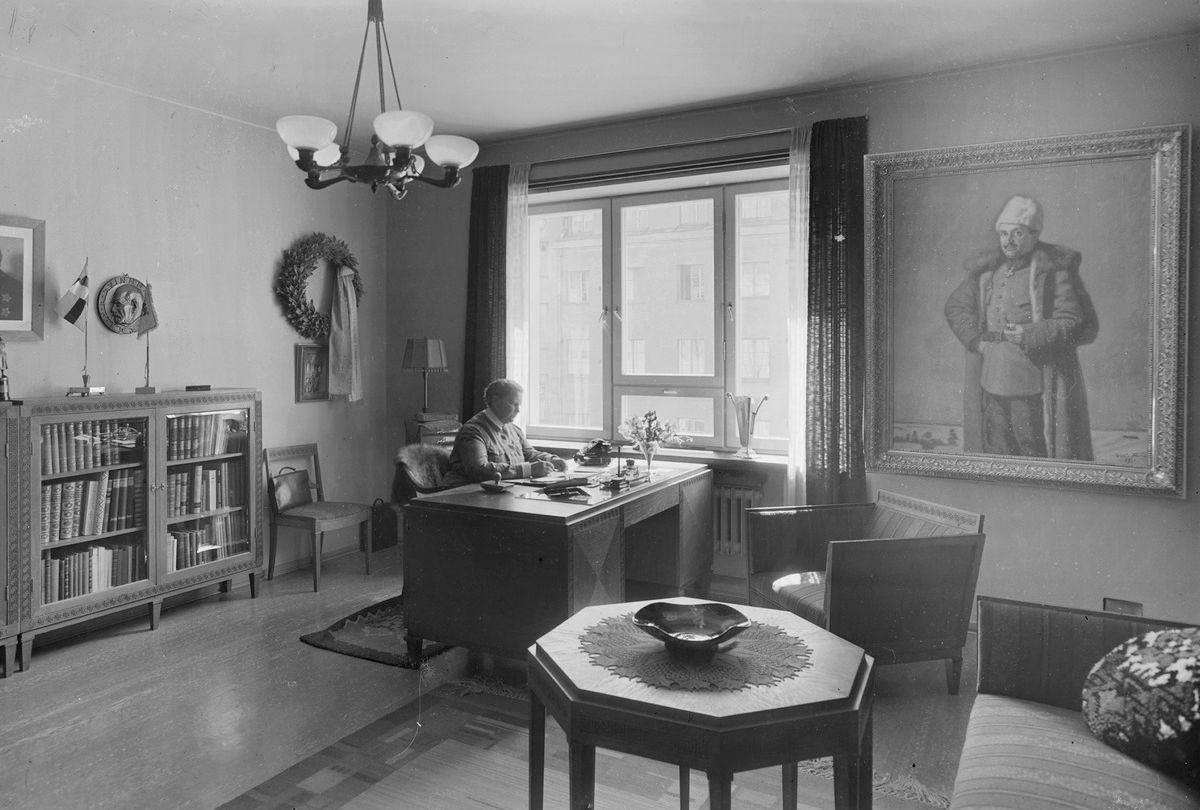 Фанни Луукконен в совем рабочем кабинете за столом (Fanni Luukkonen työhuoneessaan pöydän ääressä)