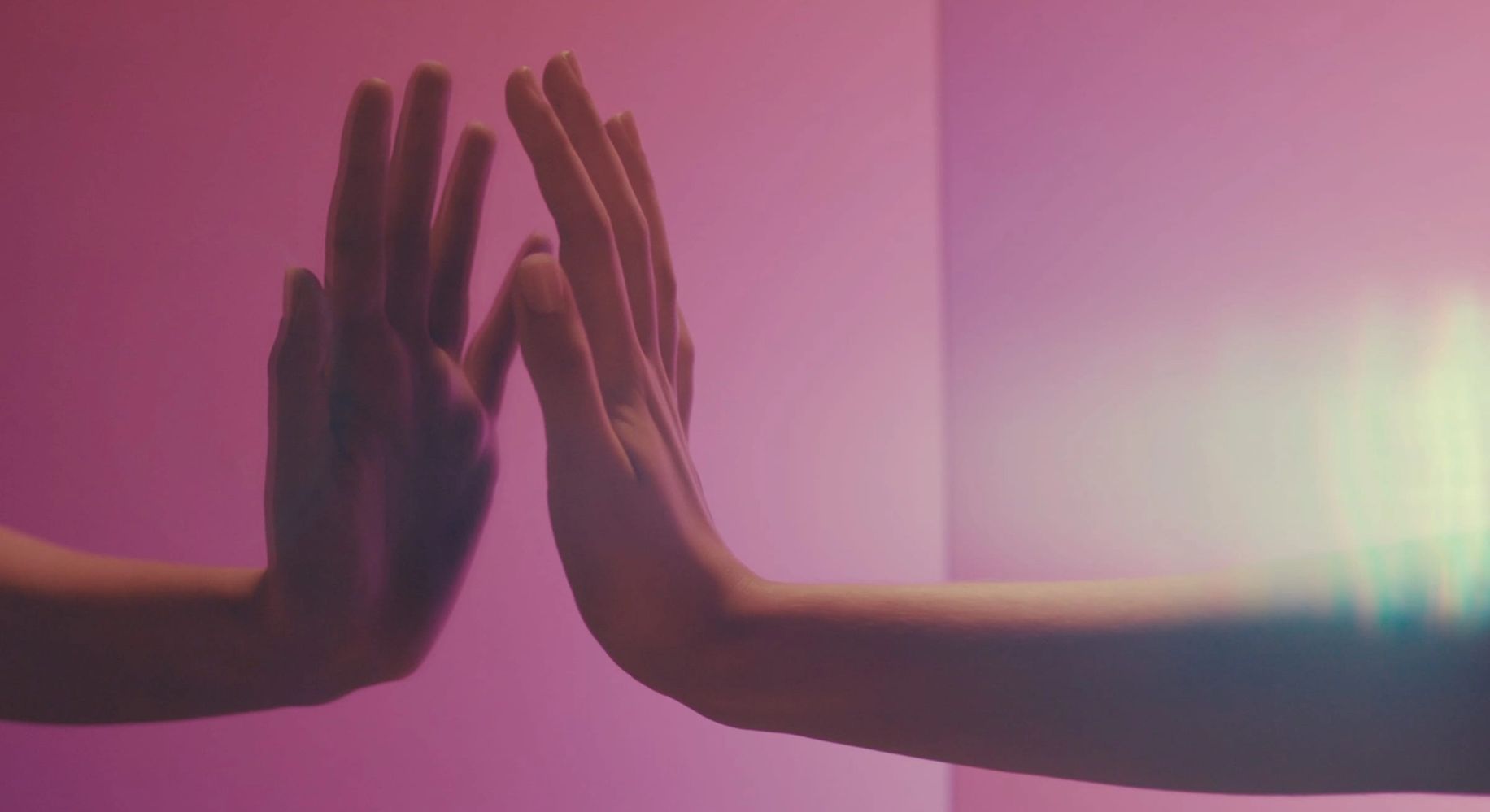 Изображение руки, тянущейся к своему отражению (Käsi koskettaa peilikuvaansa)