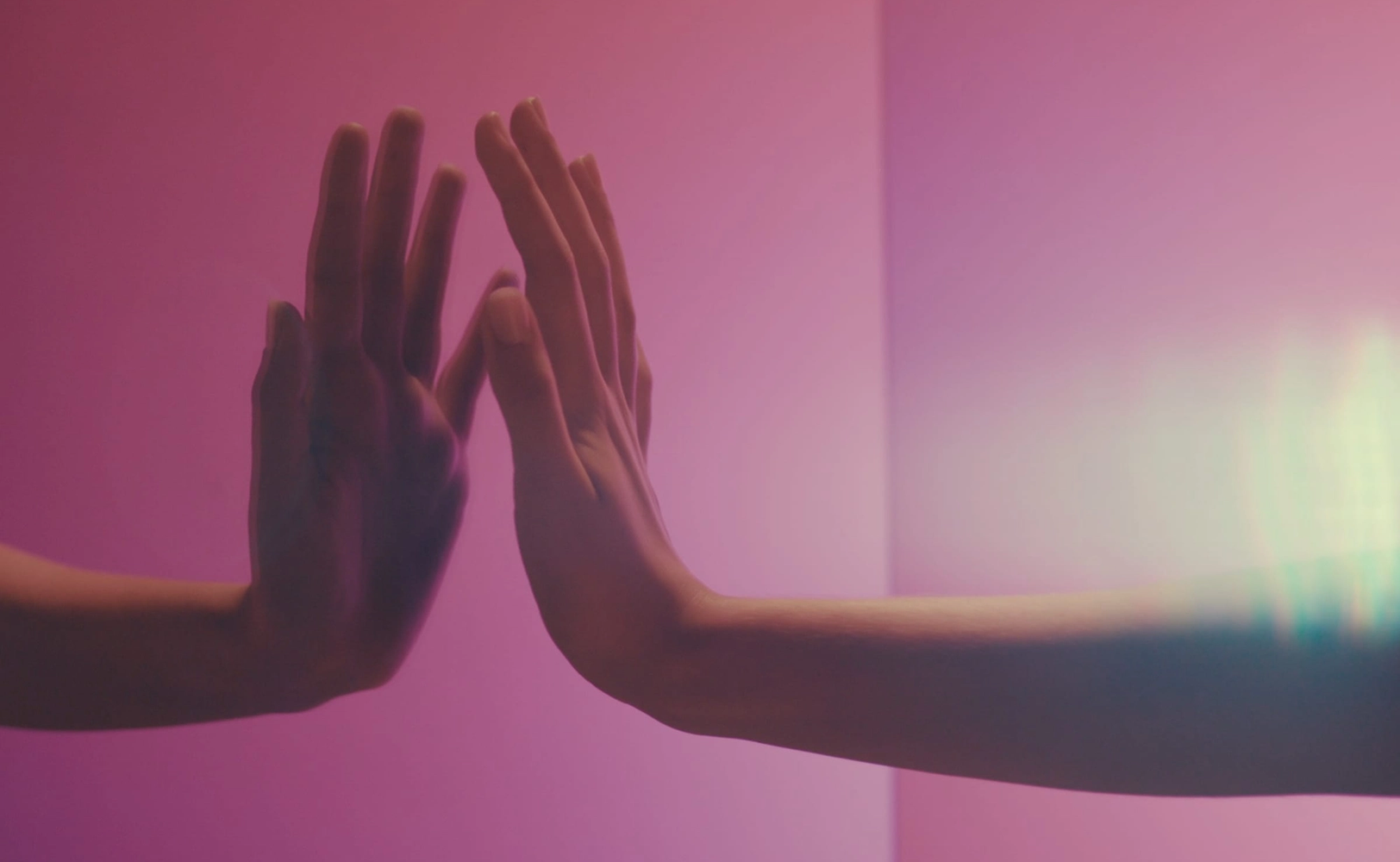 Изображение руки, тянущейся к своему отражению (Käsi koskettaa peilikuvaansa)