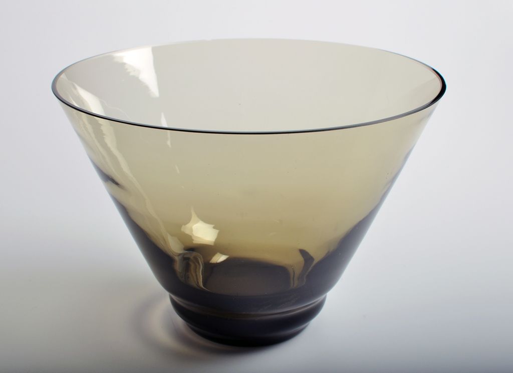 Kuvassa Gunnel Nymanin suunnittelema lasimalja