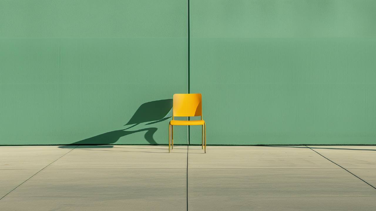 Kuvassa keltainen tuoli taustallaan vihreä seinä 