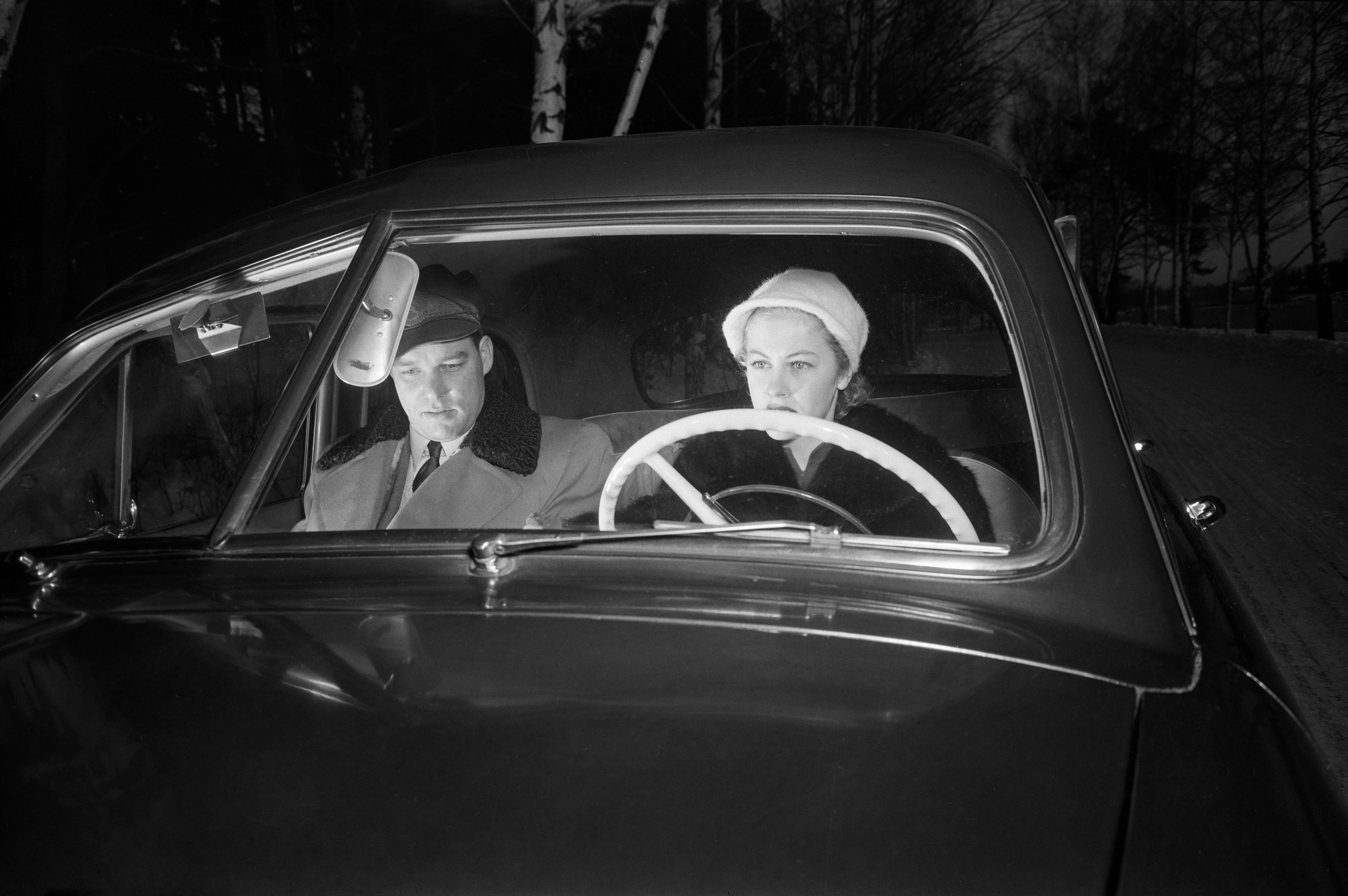 Арми Куусела за рулем автомобиля на уроке вождения (Armi Kuusela auton ratissa ajotunnilla vuonna)