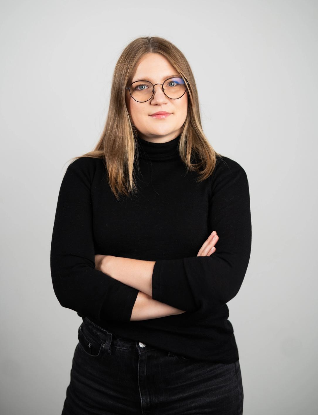 Irina Duskova poseeraa kädet ristissä (Ирина Душкова стоит, скрестив руки)