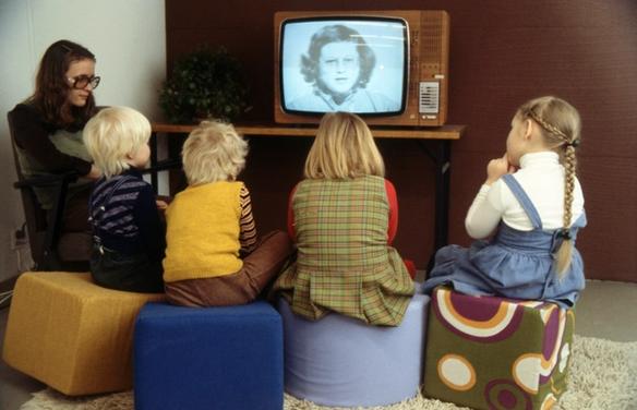 Женщина и дети смотрят детскую передачу по телевизору (Nainen ja lapset katsovat televisiosta lastenohjelmaa)