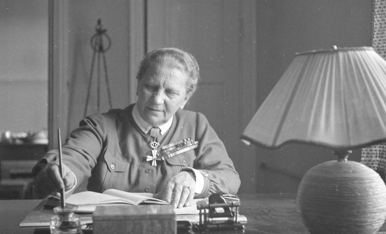 Фанни Луукконен в униформе пишет за столом (Fanni Luukkonen univormussa kirjoittamassa pöydän ääressä)