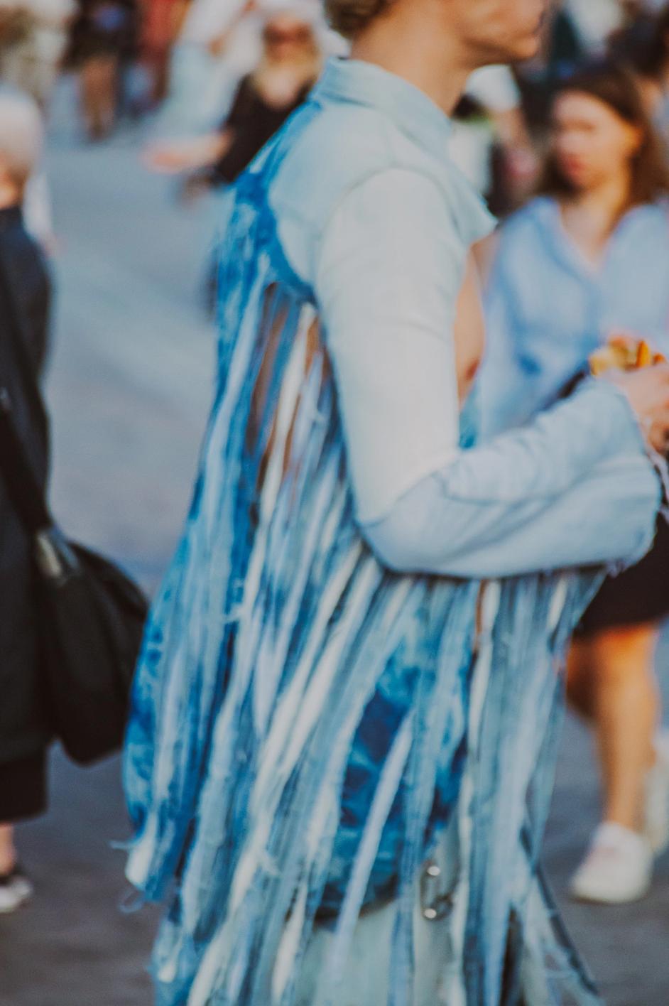 Джинсовая куртка с длинными синими бахромой на фестивале (Farkkutakki pitkällä sinisellä hapsulla festivaalilla).