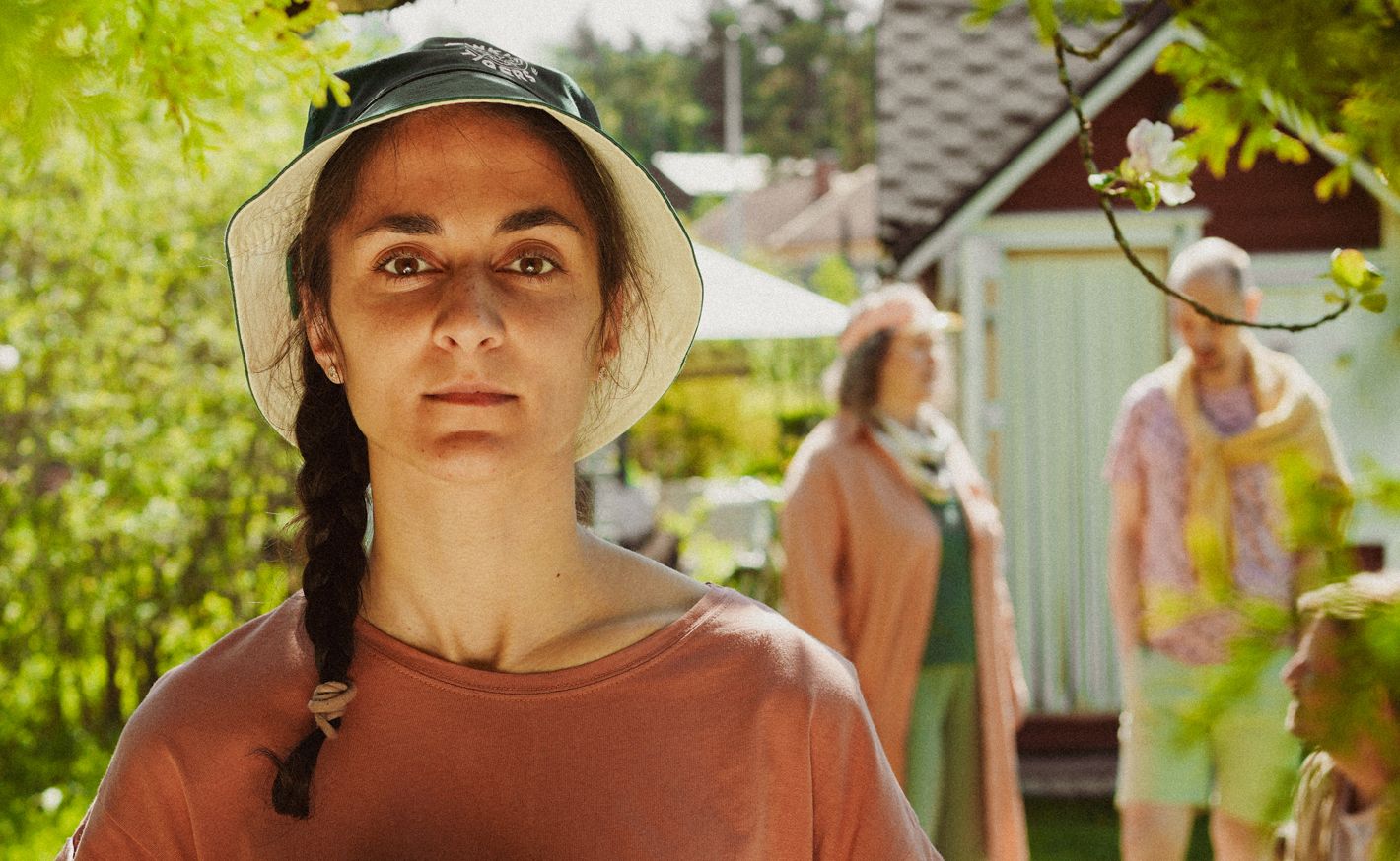 Женщина держит в руках одуванчики (Nainen pitää käsissään voikukkia)