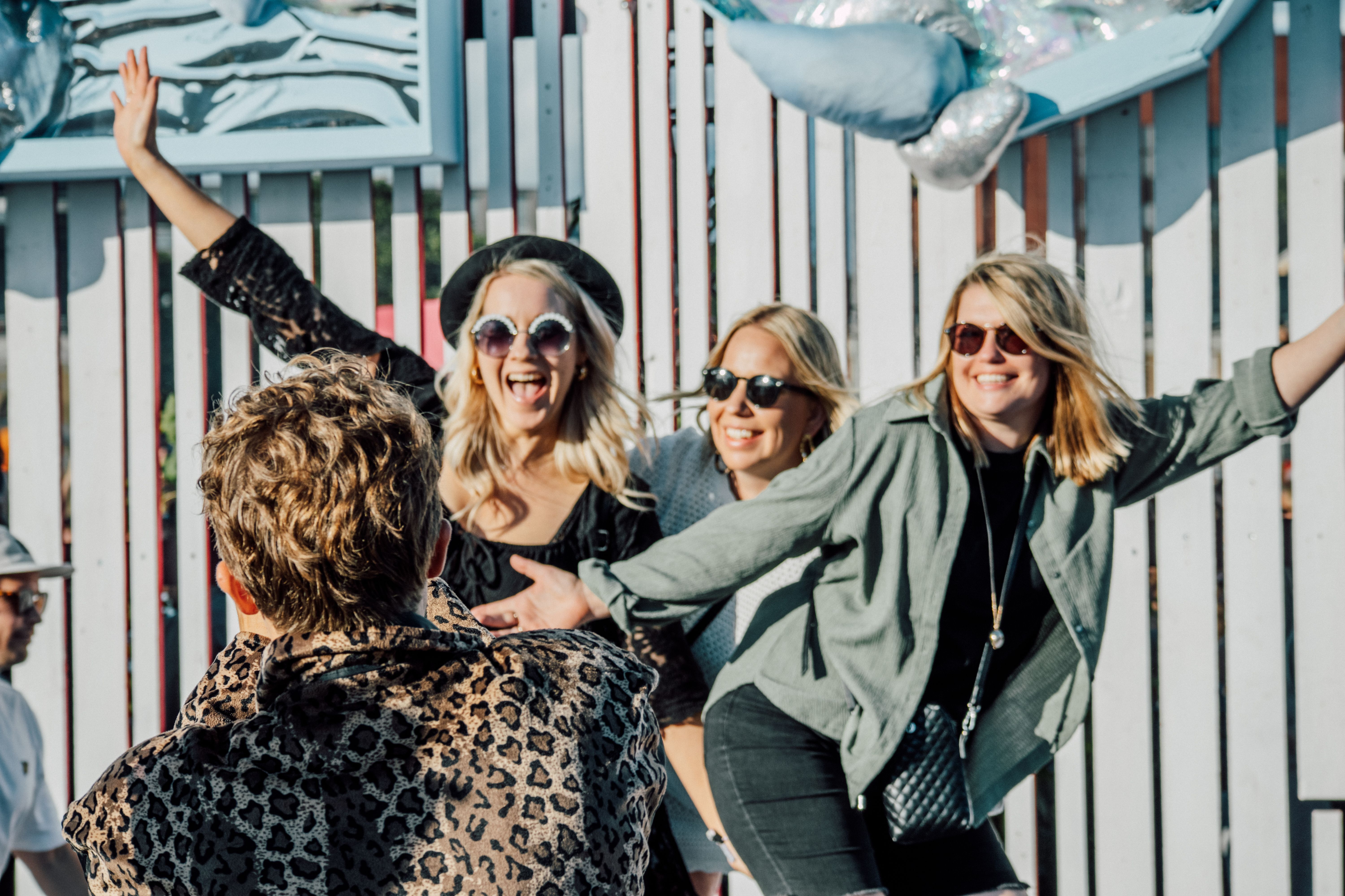 Ihmisiä Flow-festivaalilla Helsingissä