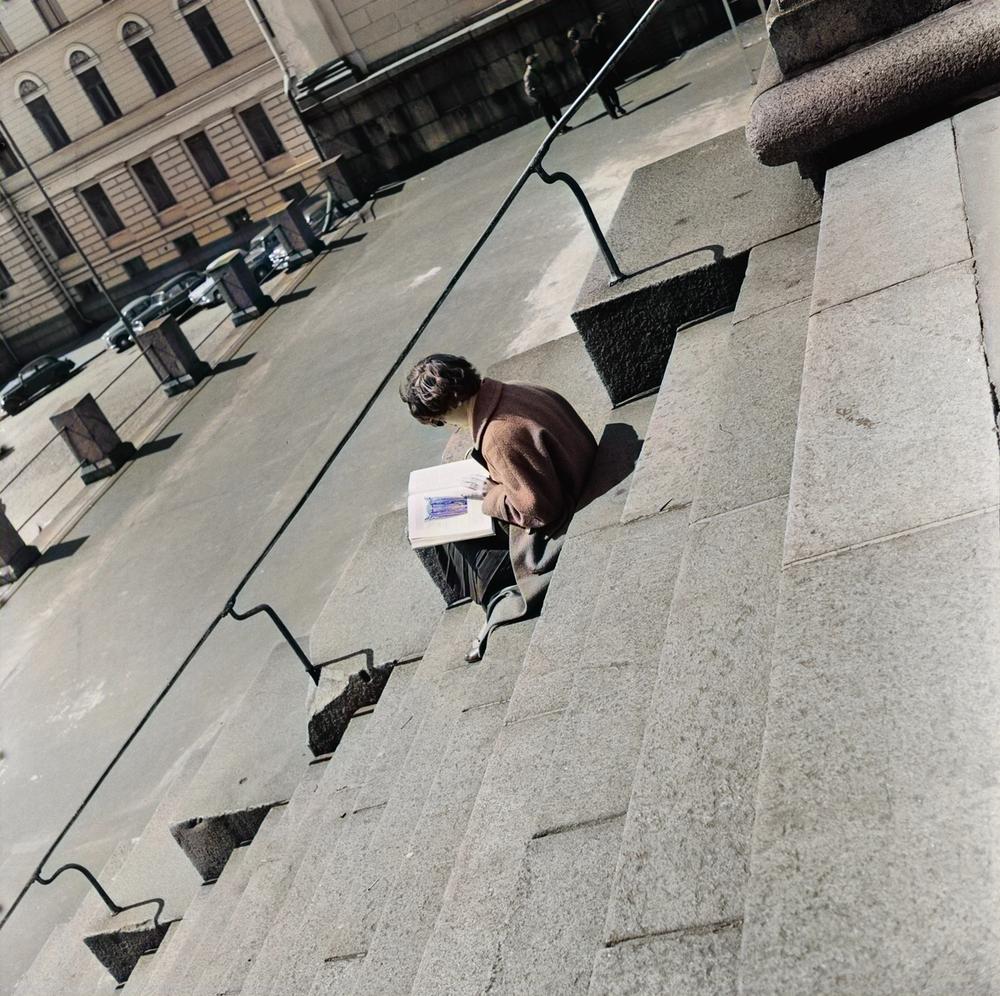 Женщина читает на ступенях собора (Nainen lukee Tuomiokirkon portailla.)