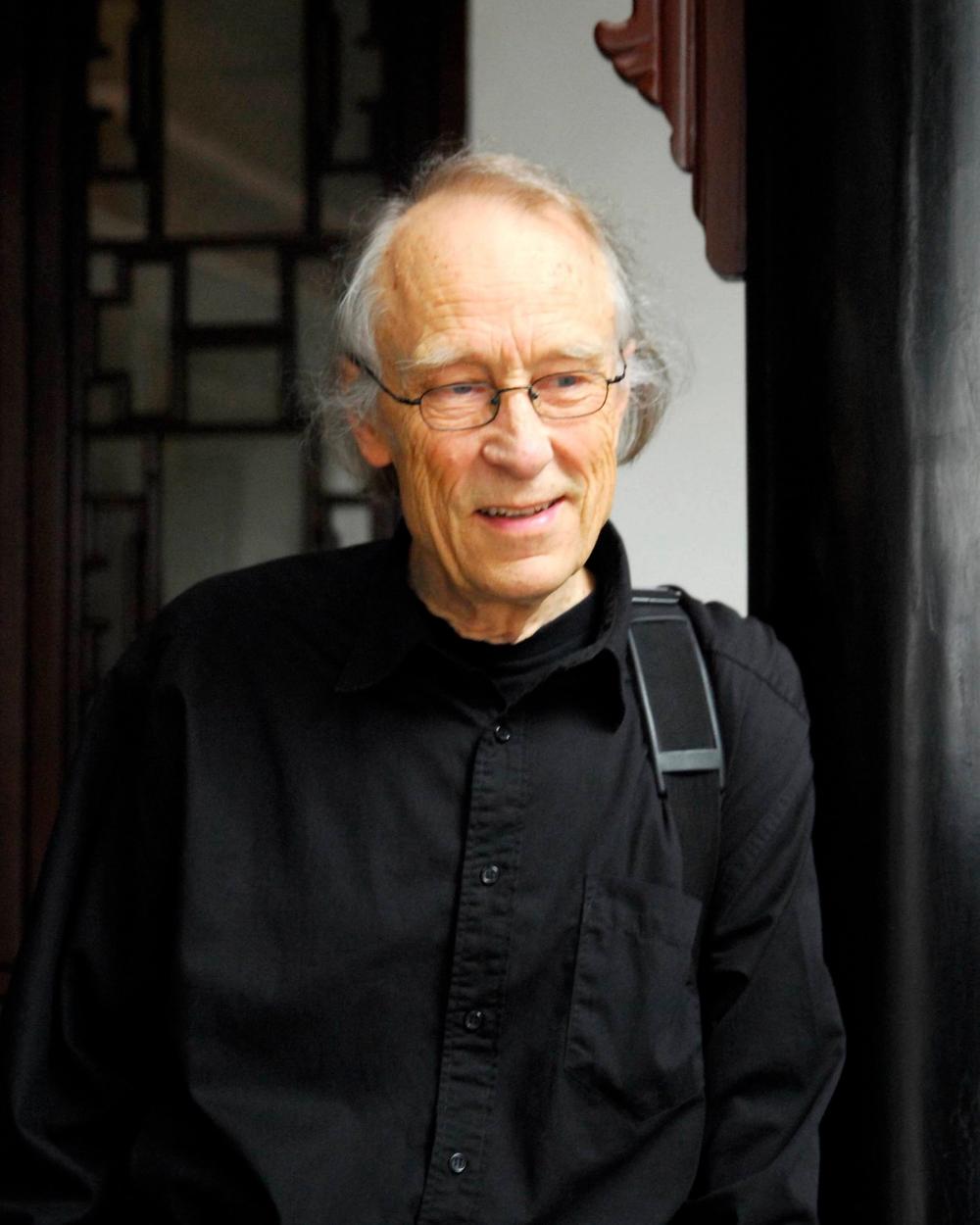 Yrjö Kukkapuro hymyilee silmälasit päässään