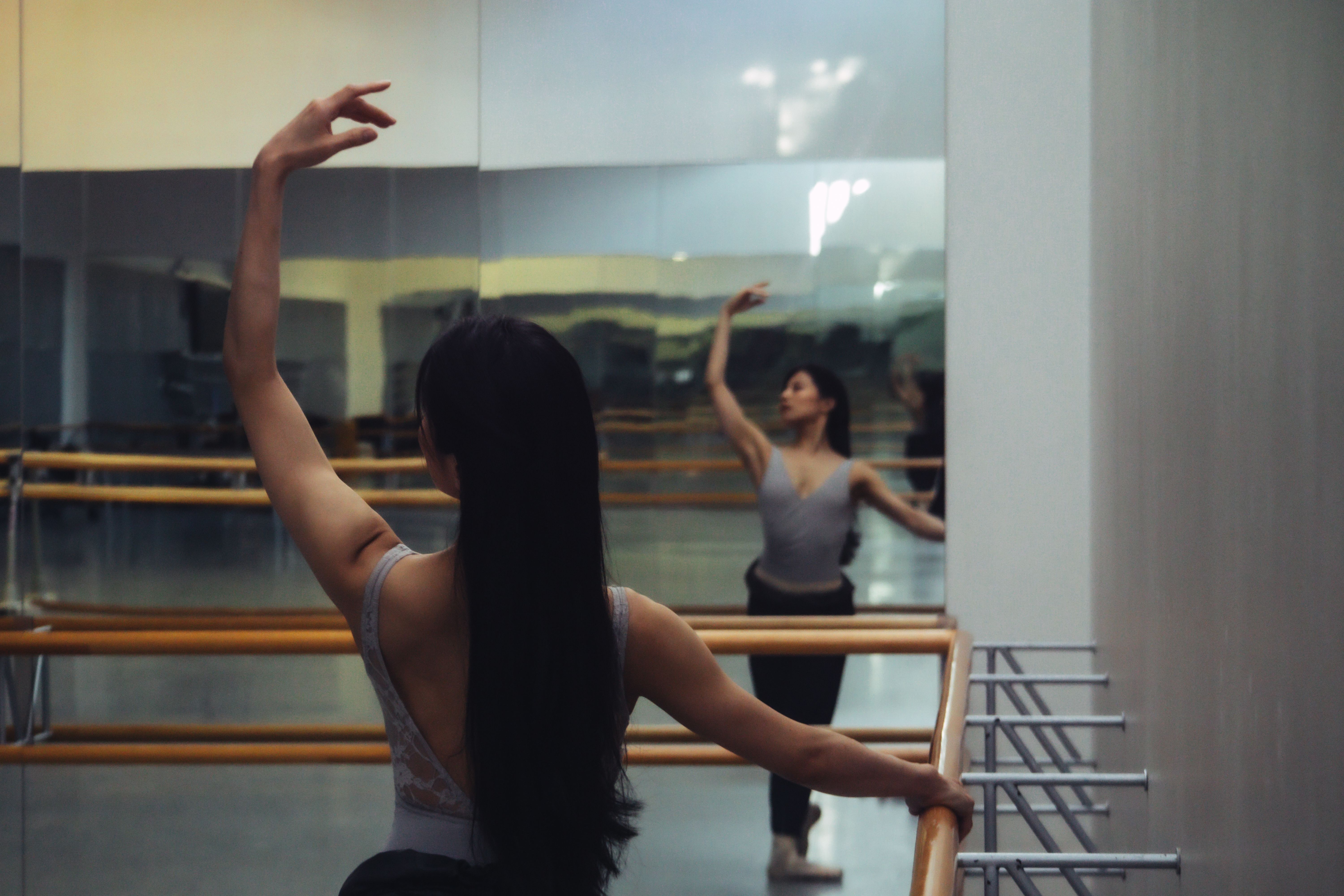 Hanako Matsune seisoo balettitangolla selin kameraan