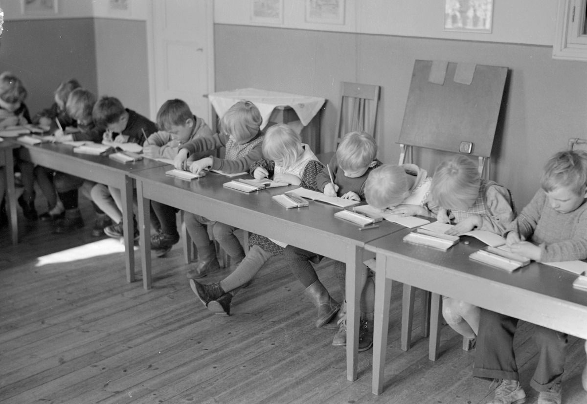 Дети хельсинкского детского сада учатся писать (Helsinkiläisen lastentarhan lapset kirjoittamista harjoittelemassa)