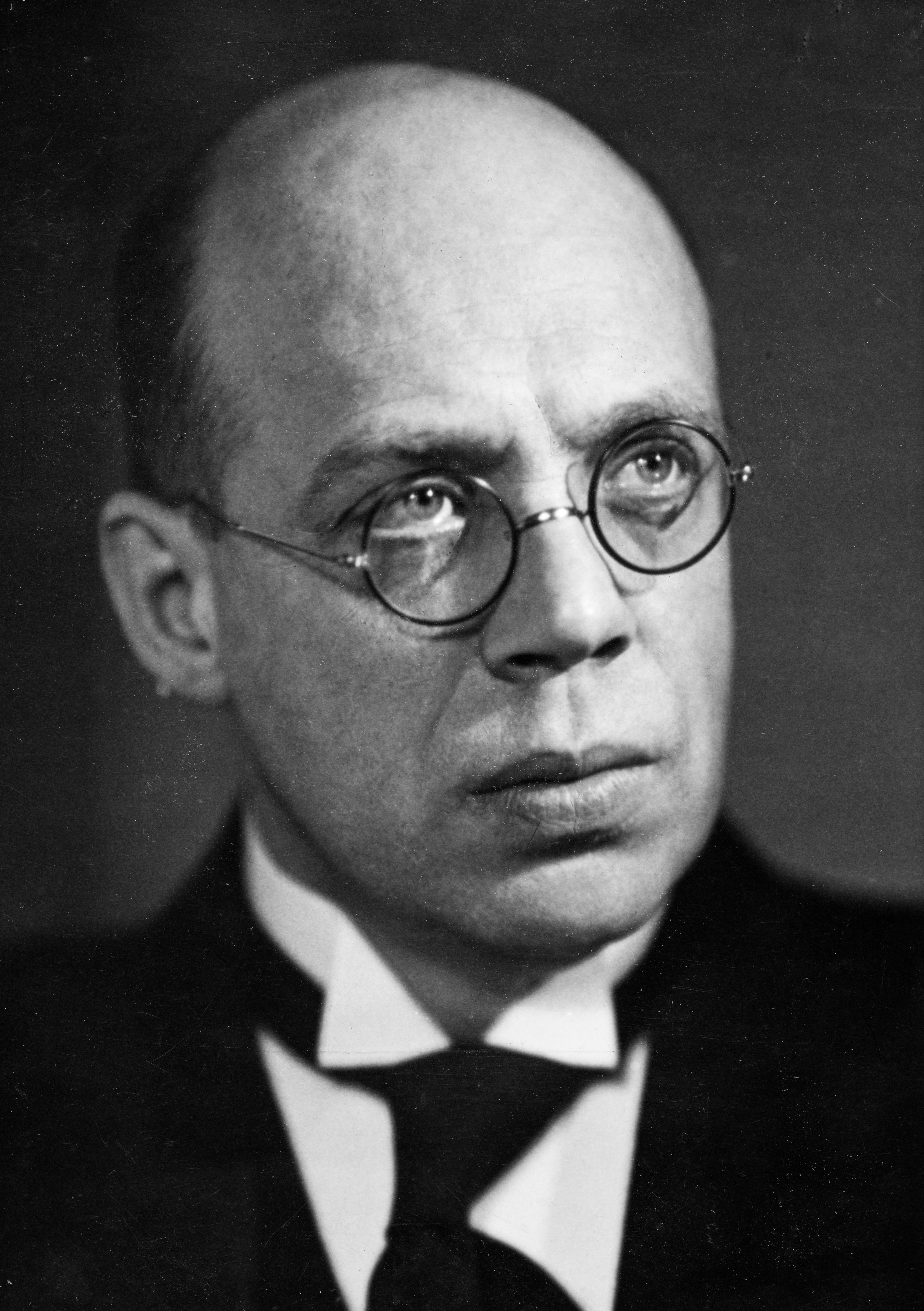 Kuvassa muotoilija Arttu Brummer silmälasit päässä