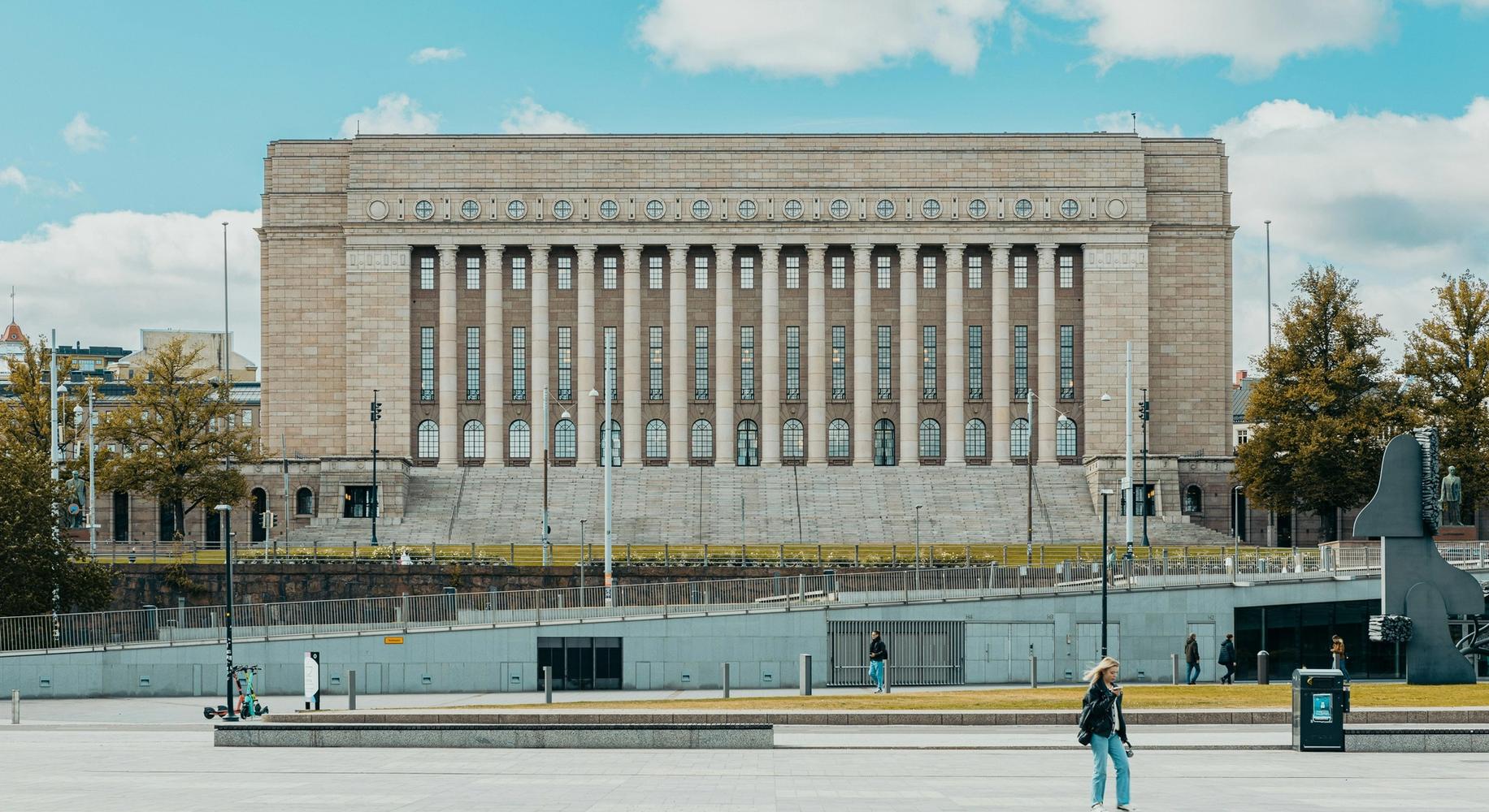 Здание парламента Финляндии, вид с улицы (Suomen eduskuntatalo)