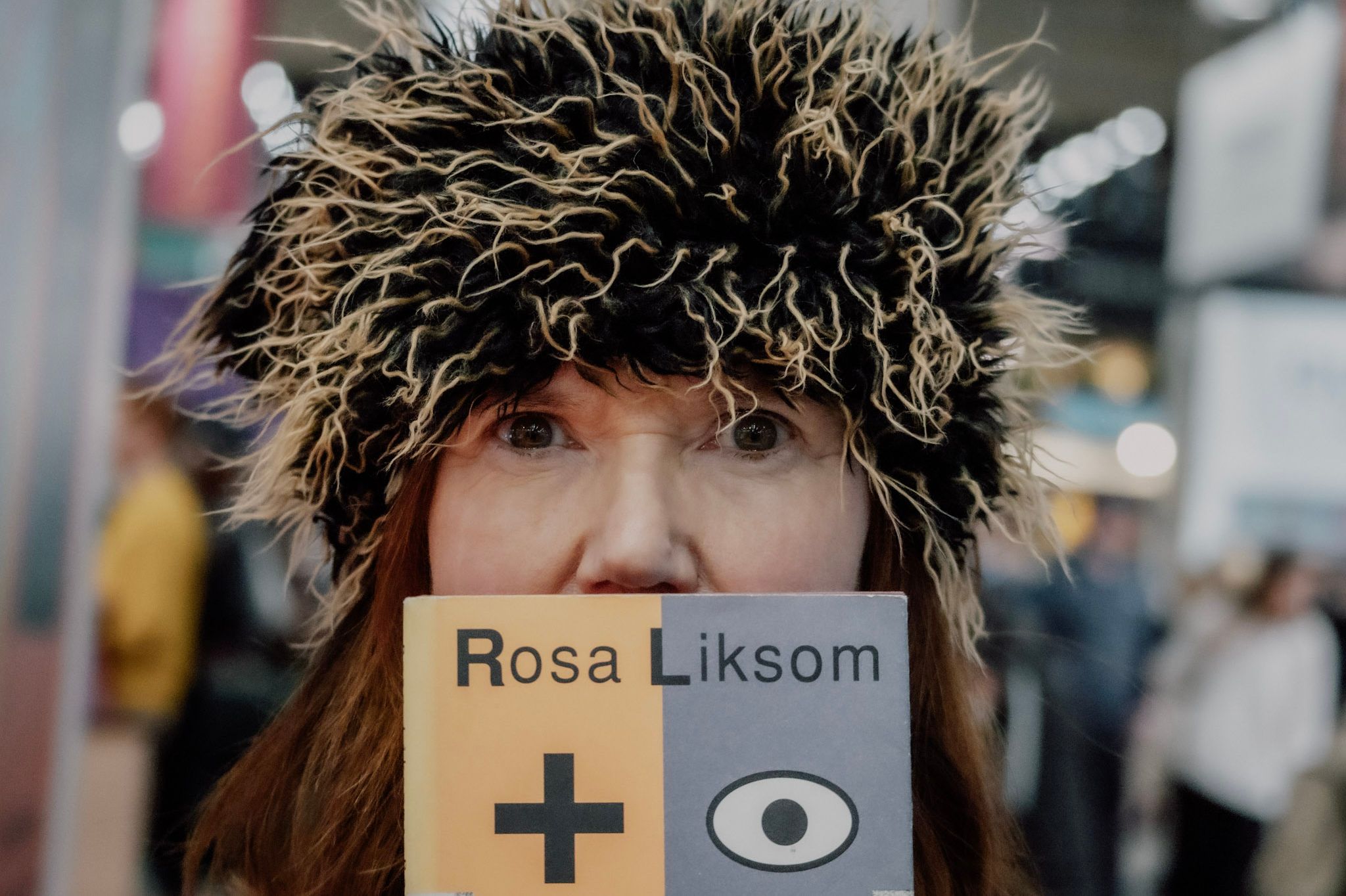 Rosa Liksom kirjansa kanssa