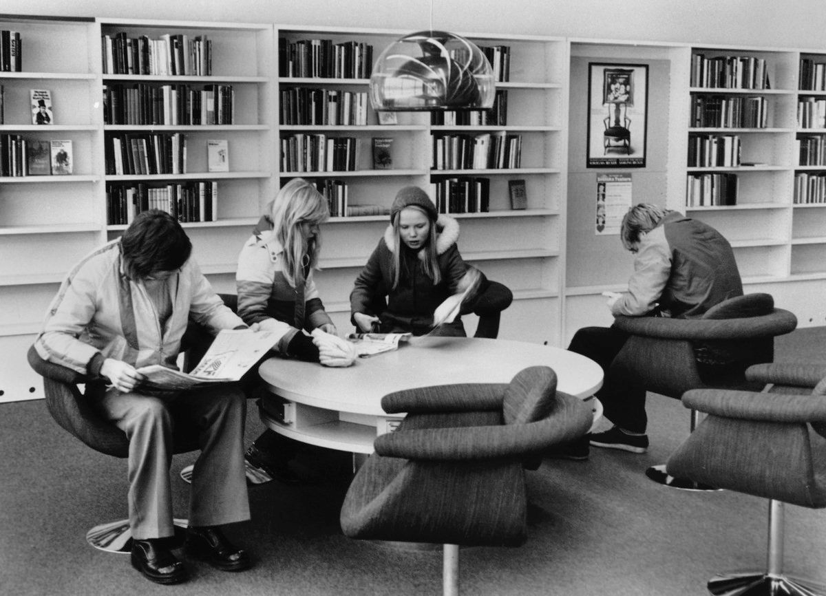 Lapsia ja nuoria selailemassa lehtiä Kontulan kirjastossa sisällön kuvaus: Lapsia ja nuoria selailemassa lehtiä Kontulan kirjastossa.