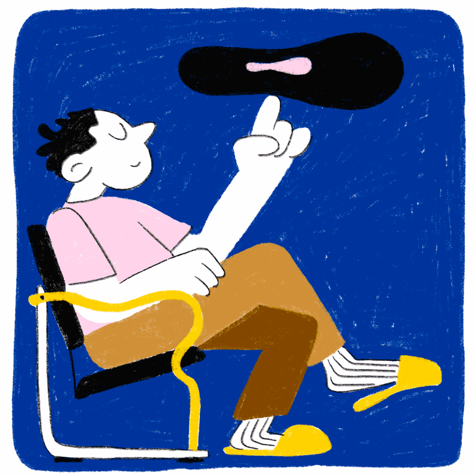 Мужчина в кресле крутит на пальце пластинку (Mies pyörittää sormellaan vinyylilevyä nojatuolissa istuessaan