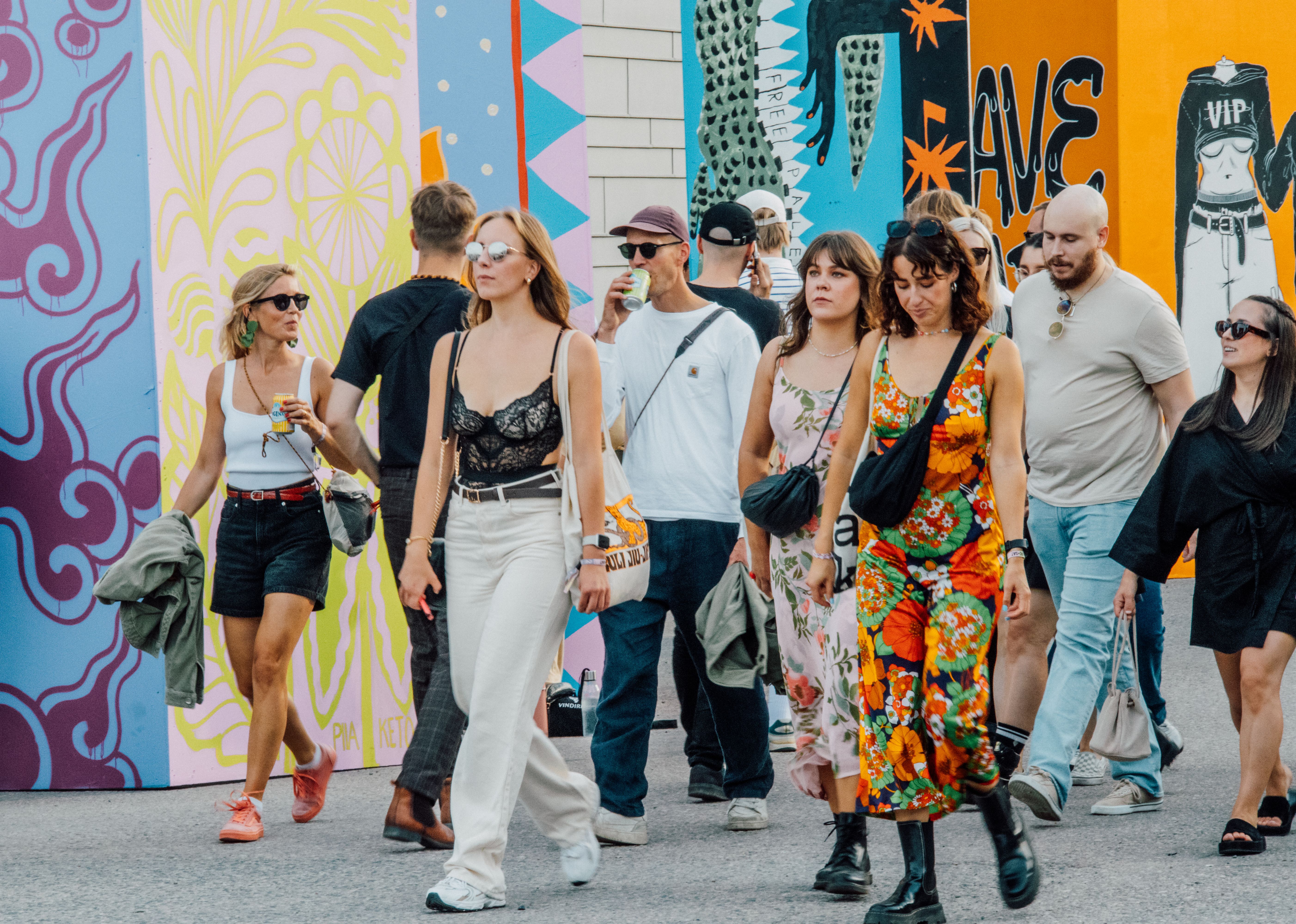 Ihmisiä Flow-festivaalilla Helsingissä