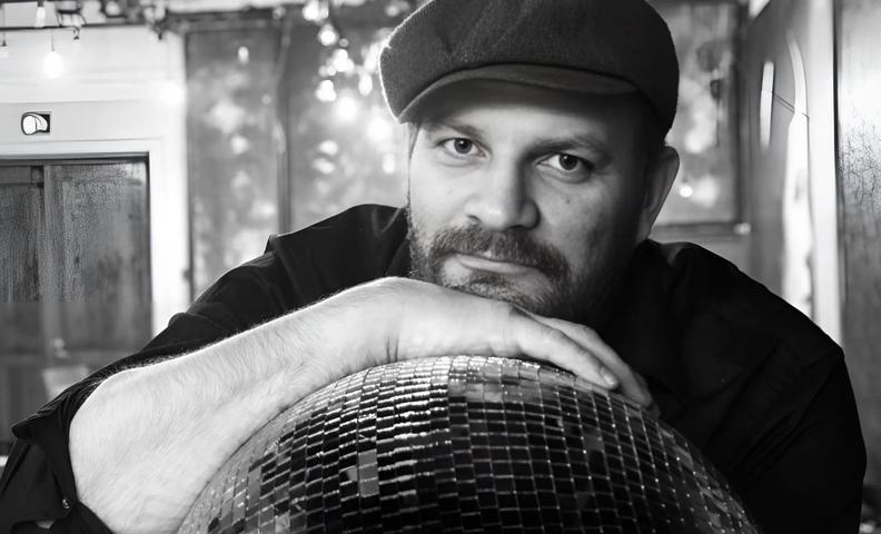 Актёр Пекка Хейккинен опирается на диско-шар (Näyttelijä Pekka Heikkinen nojaa diskopalloon)