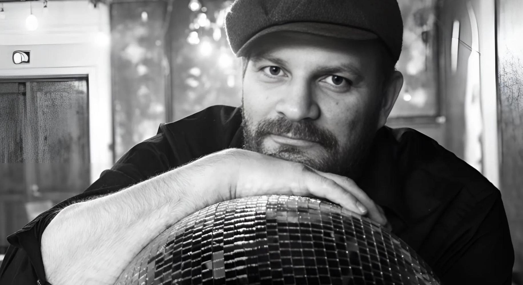 Актёр Пекка Хейккинен опирается на диско-шар (Näyttelijä Pekka Heikkinen nojaa diskopalloon)