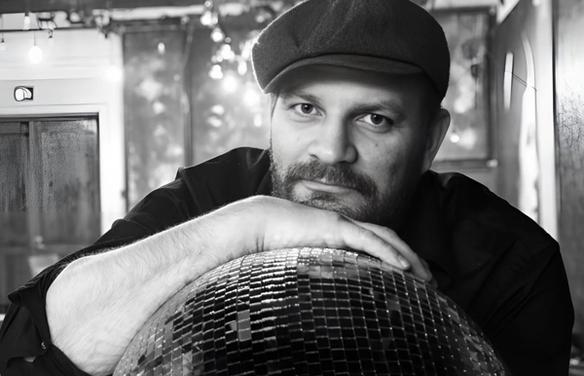 Актёр Пекка Хейккинен опирается на диско-шар (Näyttelijä Pekka Heikkinen nojaa diskopalloon)