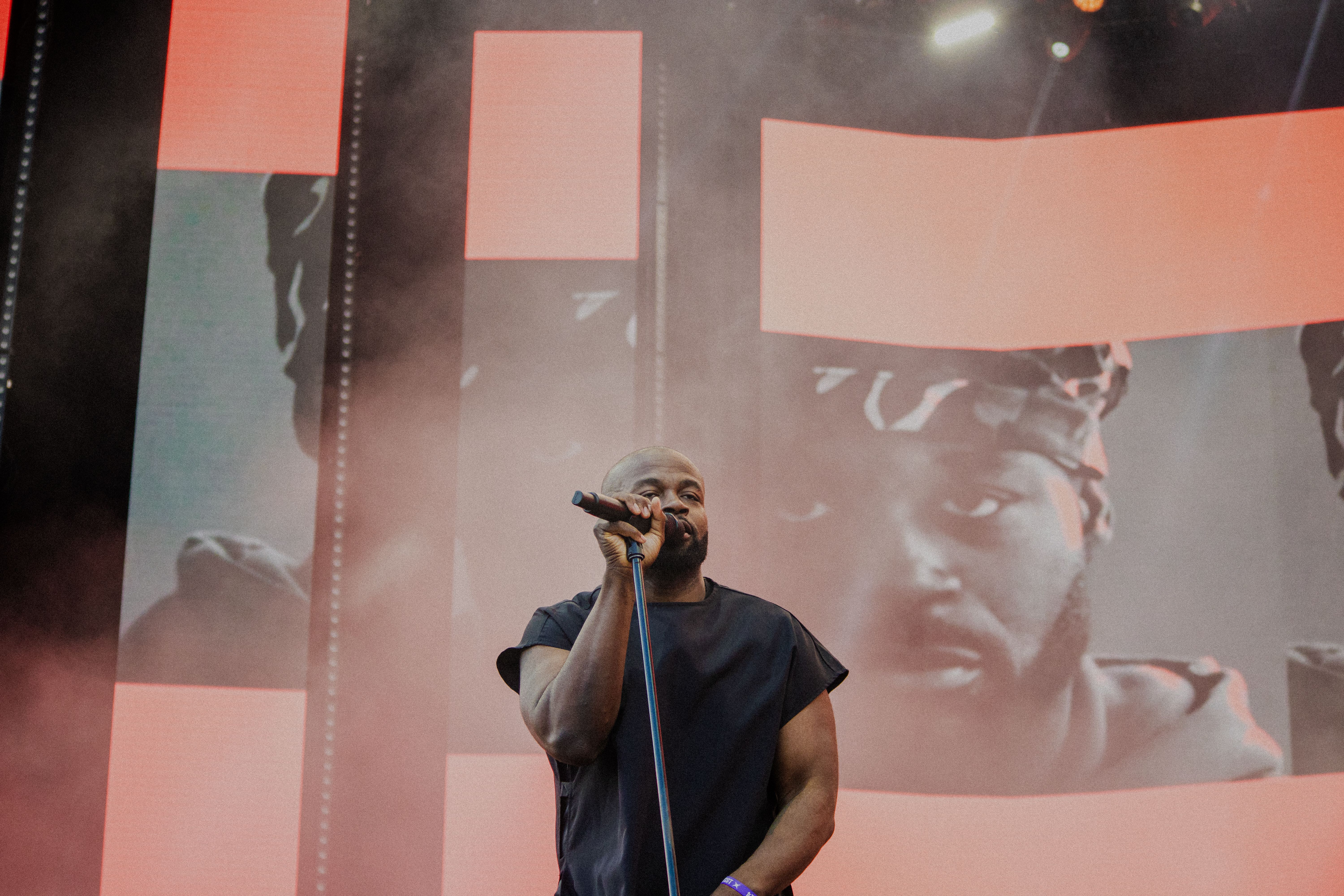 Йессе Маркин выступает на сцене (Jesse Markin esiintymässä)