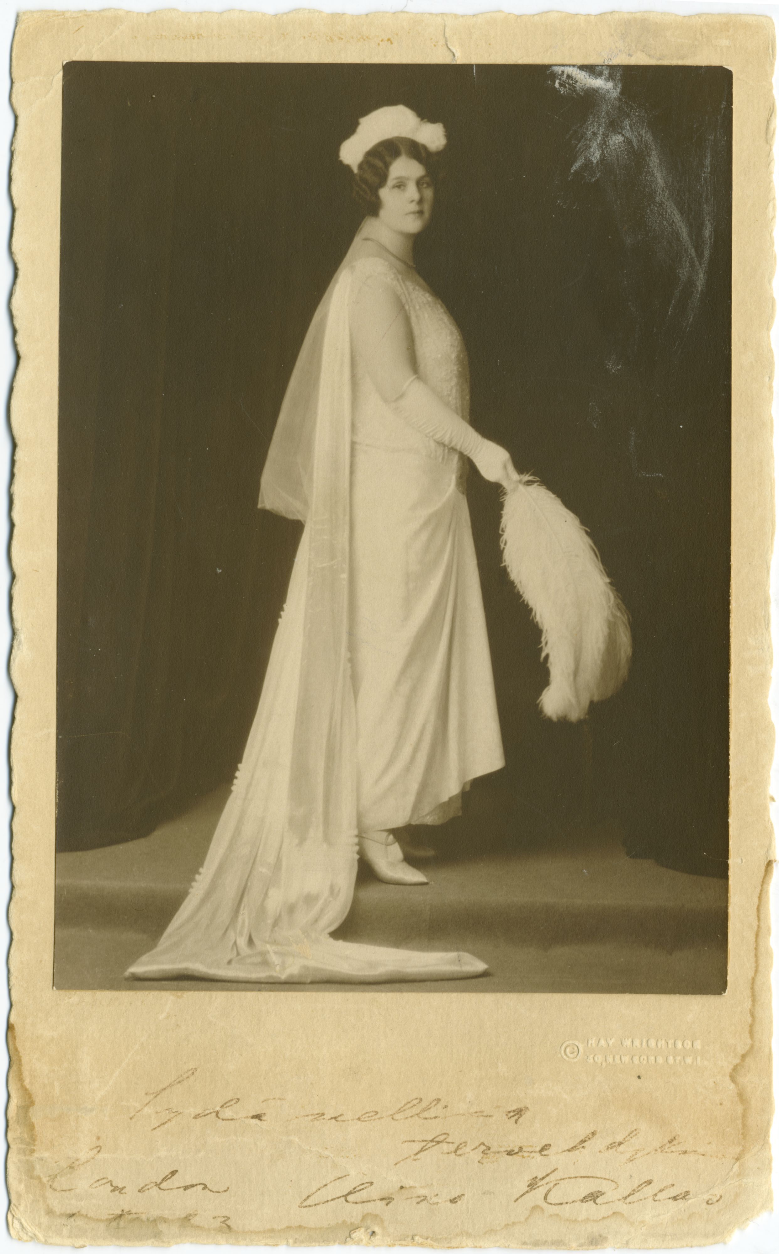 Айно Каллас в белом платье (Aino Kallas valkoisessa mekossa)