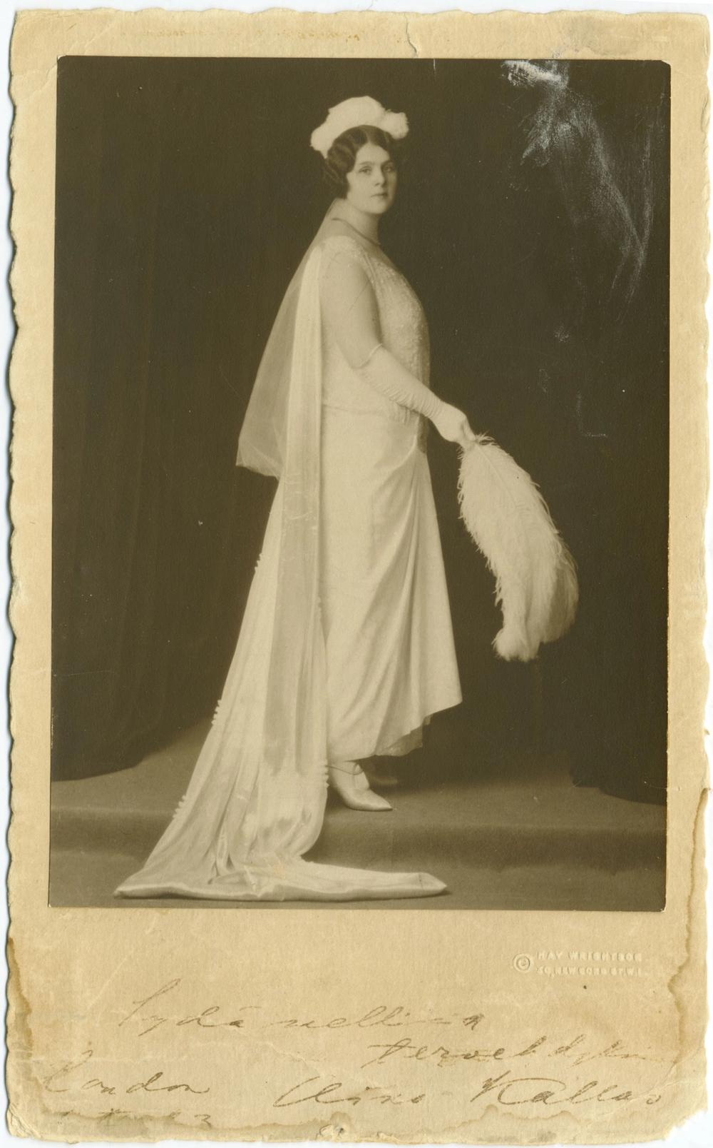 Айно Каллас в белом платье (Aino Kallas valkoisessa mekossa)